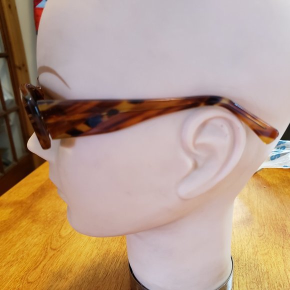 BEAUSOLLEIL Sunglasses with Hard Case - Picture 2 of 5